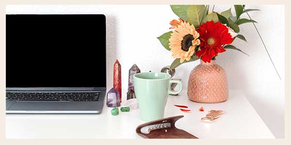 computer and flowers illustration for post about making money blogging