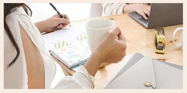 girl working at the desk