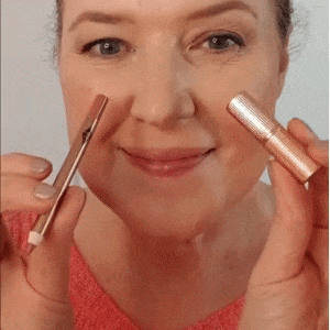 5 Minutes Simple Makeup for Mature Hooded Uneven Eyes 9 women applying lipstick