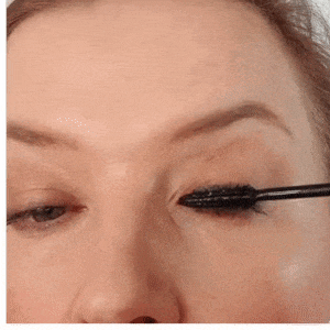 5 Minutes Simple Makeup for Mature Hooded Uneven Eyes 7 women applying mascara