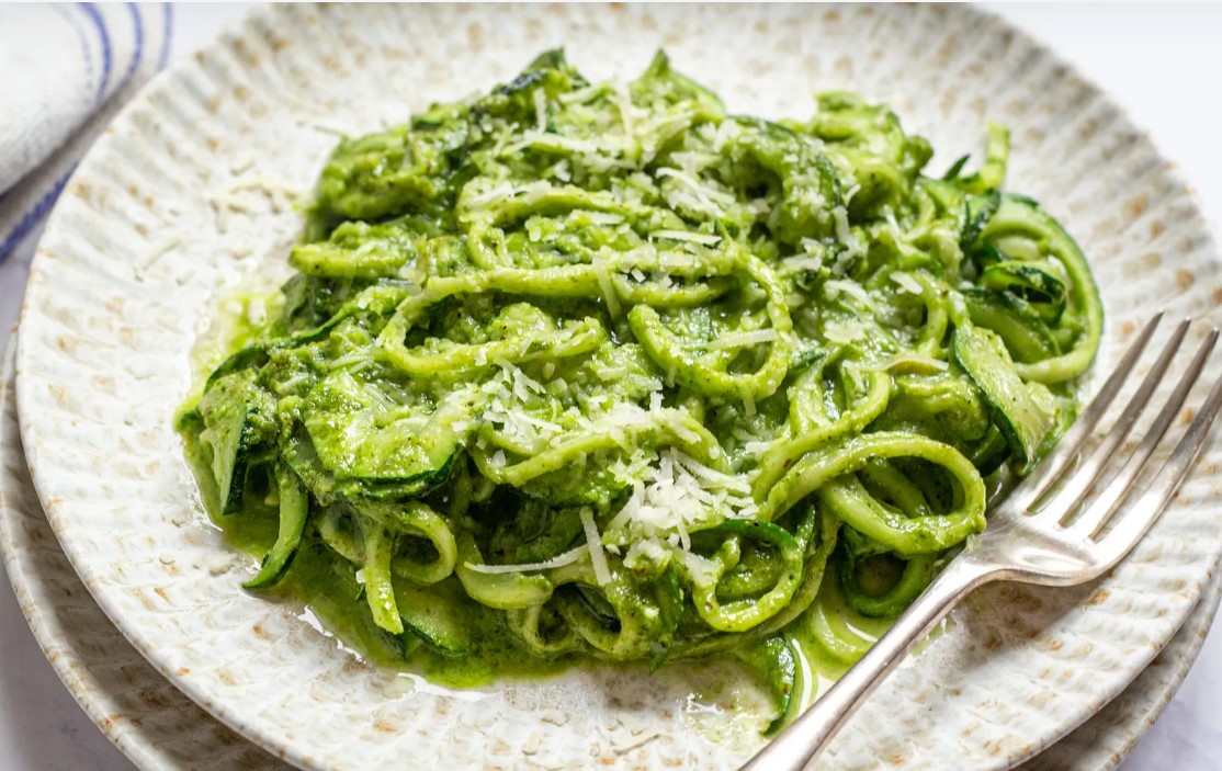 10+ Healthy & Quick Summer Dinners | low FODMAP diet 23 low FODMAP Pesto Zucchini Noodles