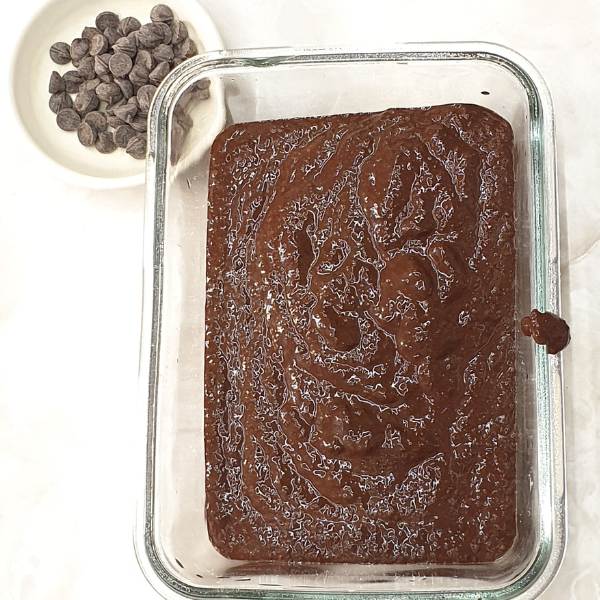 Sprinkle with unsweetened chocolate chips (2 tablespoons/15gr).