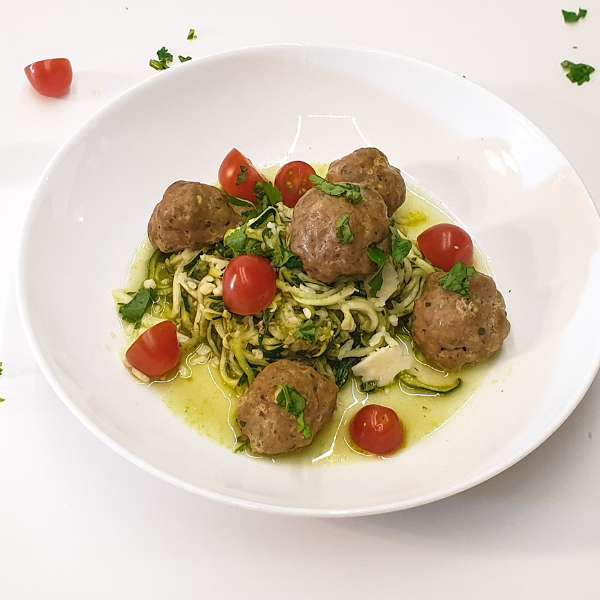 Easy Zucchini Noodles with Pesto Meatballs – KETO, Low-carb 6 Zucchini noodles with pesto meatballs on a plate